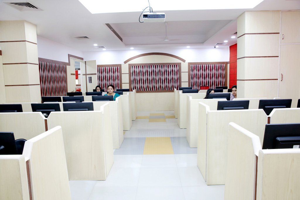 computer lab at presidiumschool gurgaon